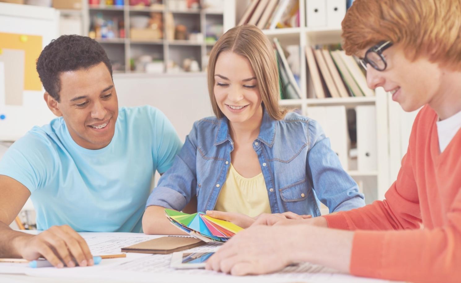 Budgetplanung am Schreibtisch mit Taschenrechner und Dokumenten