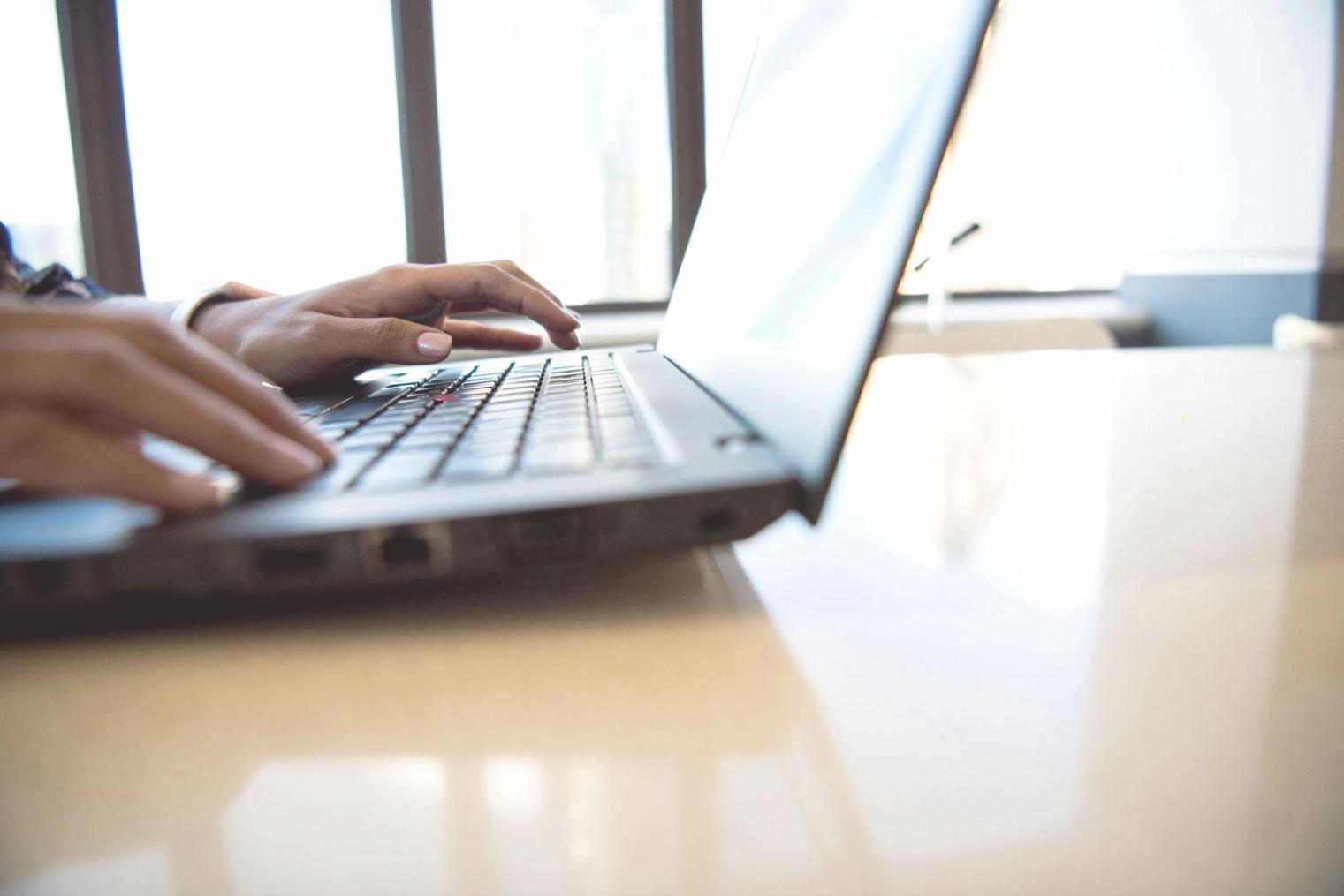 Teilnehmer bei der gemeinsamen Arbeit an Budgetprojekten